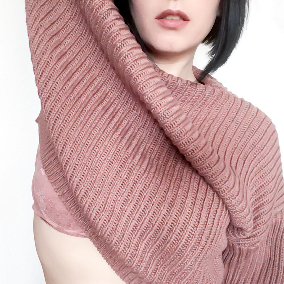 Porträtfotografie mit Unterwäschedetail passend zum rosé-farbigen Pullover.